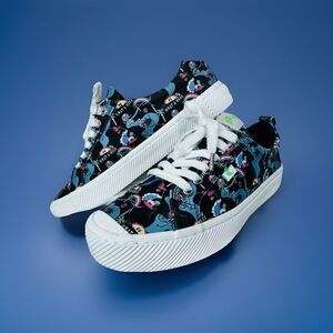 Cariuma Low Top Canvas Print Sneaker Shoe Black Graphic Lace Mens 8.5 Woman’s 10